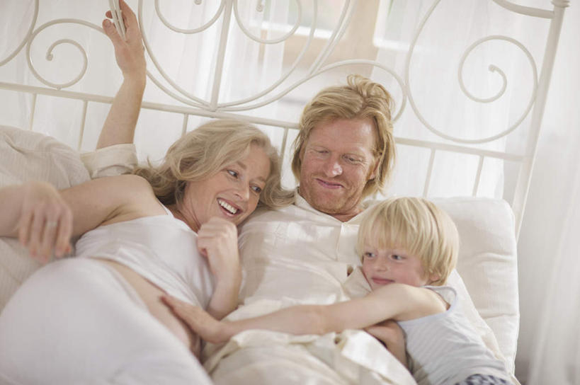 西方人,儿童,中年人,孕妇,头发,三个人,家庭,夫妻,母亲,父亲,儿子,躺,抱,笑,摸,微笑,露齿笑,横图,室内,白天,正面,爱情,纯洁,床,卧室,欧洲,欧洲人,抚摸,阴影,睡衣,反射,影子,双人床,床单,浪漫,注视,被子,小孩,白色,观察,看,温暖,温馨,父子,母子,三口之家,一家人,怀孕,金色,恩爱,父爱,可爱,母爱,童年,童趣,恋人,抱着,观看,和睦,察看,被单,搂着,待产,关注,童真,烂漫,无邪,妊娠,准妈妈,卧着,天真,男孩,男人,男性,女人,女性,中年男性,中年女性,白种人,孩子,夫妇,情侣,产妇,触摸,接触,搂,搂抱,躺着,卧,半身,彩图,睡房,卧房,伴侣,融洽,男生