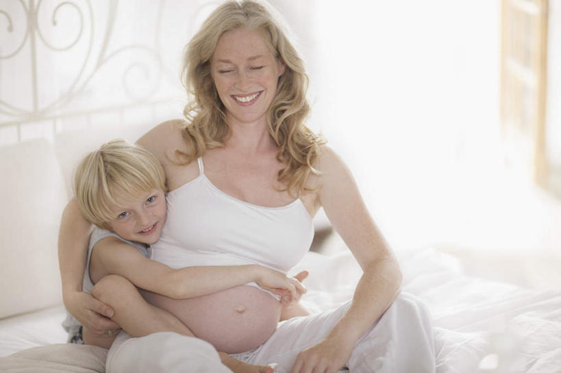 西方人,儿童,中年人,孕妇,头发,两个人,家庭,母亲,儿子,坐,抱,笑,微笑,露齿笑,横图,室内,白天,正面,纯洁,床,卧室,吊带,欧洲,欧洲人,服装,双人床,床单,注视,吊带衫,被子,小孩,衣服,白色,观察,看,温暖,温馨,母子,一家人,怀孕,金色,可爱,母爱,童年,童趣,服饰,抱着,观看,和睦,察看,被单,搂着,待产,衣着,穿着,关注,童真,烂漫,无邪,妊娠,准妈妈,衣饰,天真,男孩,女人,女性,中年女性,白种人,孩子,产妇,搂,搂抱,坐着,半身,彩图,睡房,卧房,融洽,男生