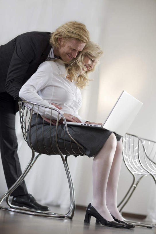 西方人,头发,两个人,夫妻,商务人士,商务男性,商务女性,坐,抱,笑,微笑,露齿笑,竖图,室内,白天,仰视,衬衫,爱情,电脑,笔记本电脑,桌子,椅子,欧洲,欧洲人,套装,网络,办公桌,墙,浪漫,注视,通讯设备,墙壁,墙面,会议椅,观察,看,金色,恩爱,恋人,抱着,观看,办公椅,察看,无线,搂着,关注,通信设备,商务装,无线网络,无线上网,便携式电脑,工薪阶层,商务椅,培训椅,手提电脑,男人,男性,女人,女性,中年男性,中年女性,白种人,夫妇,情侣,白领,上班族,搂,搂抱,坐着,半身,彩图,低角度拍摄,衬衣,伴侣