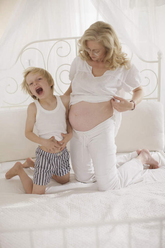 西方人,儿童,中年人,孕妇,头发,两个人,家庭,母亲,儿子,跪,摸,竖图,室内,白天,正面,纯洁,床,卧室,吊带,欧洲,欧洲人,抚摸,服装,双人床,床单,大喊,注视,吊带衫,光脚,被子,小孩,衣服,白色,观察,看,张嘴,温暖,温馨,母子,一家人,赤脚,怀孕,金色,可爱,母爱,童年,童趣,服饰,观看,和睦,察看,被单,喊叫,待产,衣着,穿着,关注,张大嘴巴,童真,烂漫,无邪,妊娠,准妈妈,衣饰,天真,男孩,女人,女性,中年女性,白种人,孩子,产妇,张开嘴,触摸,跪着,接触,彩图,全身,睡房,卧房,融洽,男生