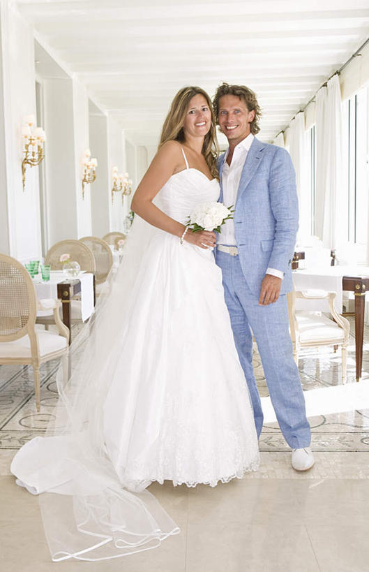 西方人,两个人,夫妻,新娘,新郎,站,笑,微笑,竖图,室内,白天,正面,婚纱,西装,爱情,婚礼,快乐,窗户,地板,沙发,天花板,欧洲,欧洲人,握,套装,头纱,正装,庆祝,盛开,捧花,手捧花,地面,结婚,浪漫,拿,花蕾,拿着,注视,木地板,玻璃窗,花,花瓣,花朵,鲜花,蓝色,花束,花苞,花蕊,观察,看,靠,靠着,站着,喜庆,恩爱,握着,恋人,观看,纪念,察看,关注,布艺沙发,婚礼捧花,男人,男性,年轻女性,女人,女性,中年男性,白种人,夫妇,情侣,站立,彩图,全身,婚礼服,礼服,高兴,婚礼头纱,伴侣