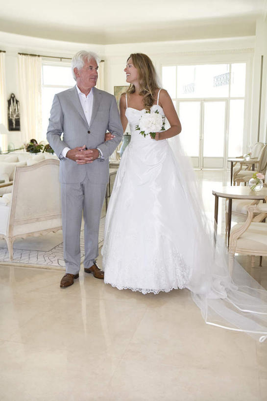 西方人,两个人,家庭,父亲,女儿,新娘,客厅,站,笑,微笑,露齿笑,竖图,室内,白天,正面,婚纱,西装,婚礼,快乐,窗户,沙发,天花板,欧洲,欧洲人,勾,挽,套装,正装,庆祝,盛开,瓷砖,地砖,捧花,手捧花,墙,地面,结婚,花蕾,注视,玻璃窗,墙壁,墙面,花,花瓣,花朵,鲜花,花束,花苞,花蕊,观察,看,手放前,站着,一束,温暖,温馨,喜庆,父女,一家人,父爱,勾着,观看,纪念,和睦,察看,起居室,关注,挽着,布艺沙发,客堂,婚礼捧花,老年男性,男人,男性,年轻女性,女人,女性,白种人,站立,彩图,全身,婚礼服,礼服,高兴,融洽