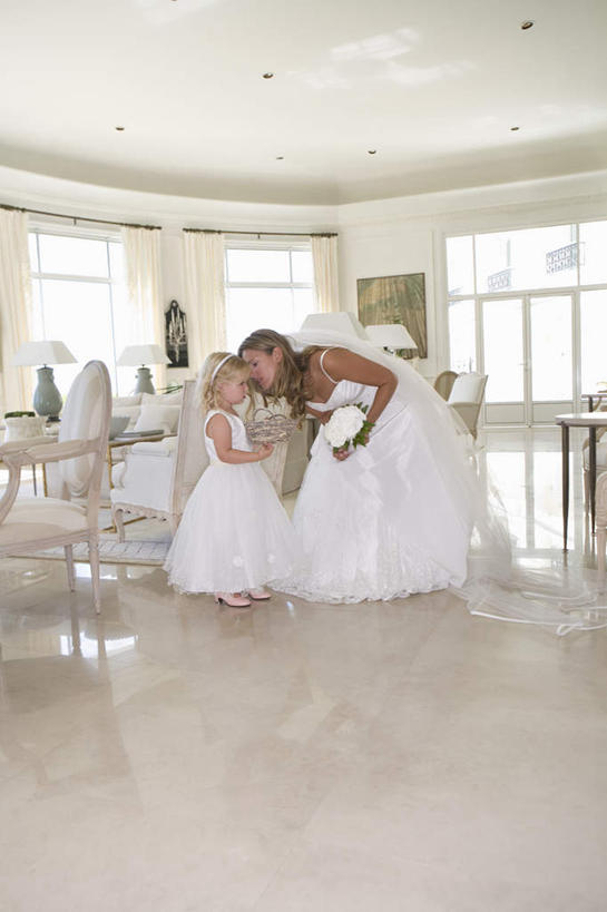 西方人,儿童,两个人,家庭,母亲,女儿,新娘,客厅,站,笑,微笑,竖图,室内,白天,正面,婚纱,婚礼,快乐,纯洁,窗户,沙发,天花板,欧洲,欧洲人,弯腰,握,庆祝,盛开,瓷砖,地砖,捧花,手捧花,墙,地面,结婚,拿,花蕾,拿着,注视,玻璃窗,墙壁,墙面,花,花瓣,花朵,鲜花,小孩,花束,花苞,花蕊,低头,观察,看,站着,一束,温暖,温馨,喜庆,母女,一家人,可爱,母爱,童年,童趣,握着,观看,纪念,和睦,察看,起居室,关注,花童,布艺沙发,童真,烂漫,无邪,弯身,小傧相,客堂,婚礼捧花,天真,年轻女性,女孩,女人,女性,白种人,孩子,年轻人,站立,彩图,全身,婚礼服,礼服,高兴,融洽,女生