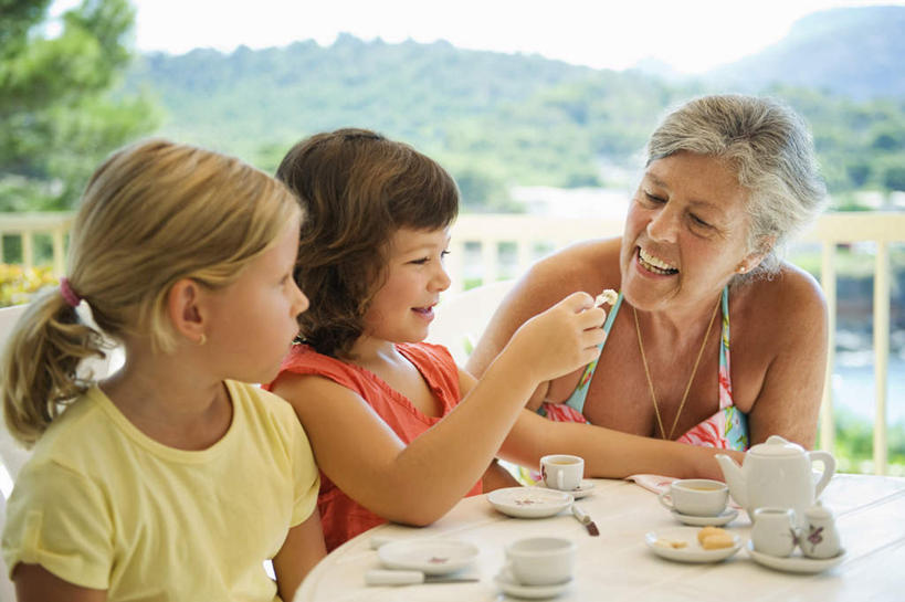 西方人,儿童,老年人,三个人,家庭,祖母,栏杆,露台,坐,笑,说,微笑,露齿笑,横图,室外,白天,正面,讨论,纯洁,山,植物,餐桌,阳台,桌面,桌子,杯子,吊带,欧洲,欧洲人,握,阴影,服装,时间,光线,壶,时钟,手表,影子,山峰,围栏,山峦,拿,计时,拿着,注视,吊带衫,休闲装,护栏,水壶,树,树木,小孩,衣服,绿色,天空,阳光,自然,茶壶,容器,水杯,钟表,天,观察,看,休闲,温暖,温馨,一家人,休闲服,表,可爱,童年,童趣,握着,服饰,生长,奶奶,成长,餐台,观看,祖孙,腕表,和睦,察看,关注,童真,烂漫,无邪,外婆,外孙女,外祖母,交流,天真,老年女性,女孩,女人,女性,白种人,孩子,孙女,茶杯,钟,沟通,讲话,交谈,商讨,说话,谈话,坐着,半身,彩图,露天阳台,融洽,女生