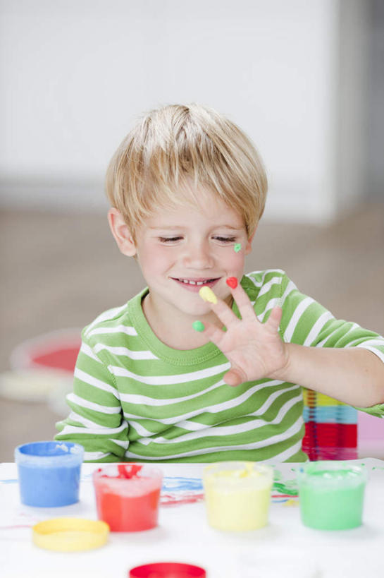 西方人,儿童,一个人,坐,笑,微笑,露齿笑,竖图,室内,白天,正面,绘画,纯洁,餐桌,桌面,桌子,欧洲,欧洲人,仅一个男性,仅一个人,握,条纹,服装,朦胧,模糊,艺术,墙,地面,拿,拿着,注视,休闲装,墙壁,墙面,小孩,衣服,红色,蓝色,绿色,观察,看,仅一个小孩,休闲,休闲服,金色,可爱,童年,童趣,握着,服饰,餐台,观看,颜料,美术,察看,关注,童真,烂漫,无邪,天真,男孩,男人,男性,白种人,孩子,坐着,半身,彩图,丙烯颜料,短发,男生