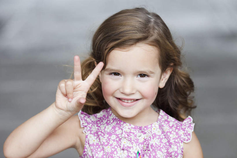 西方人,儿童,脸,头,脸颊,手,一个人,站,笑,微笑,露齿笑,横图,室内,特写,白天,正面,快乐,兴奋,纯洁,骄傲,成功,胜利,欧洲,欧洲人,仅一个女性,仅一个人,阴影,花纹,服装,朦胧,模糊,反射,背心,图案,影子,棕色,注视,小孩,衣服,观察,看,手势,站着,仅一个小孩,手部,可爱,童年,童趣,自信,服饰,观看,单手,察看,衣着,穿着,关注,童真,烂漫,无邪,衣饰,天真,女孩,女人,女性,白种人,孩子,头部,长发,卷发,脸部,脸蛋,面部,站立,半身,彩图,欢乐,开心,女生