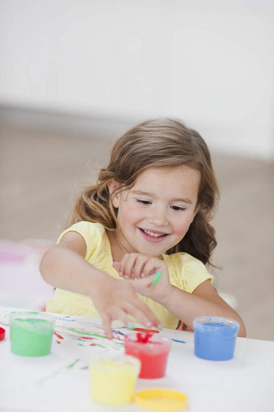 西方人,儿童,一个人,坐,笑,微笑,露齿笑,竖图,俯视,室内,白天,T恤衫,绘画,纯洁,地板,桌面,桌子,欧洲,欧洲人,仅一个女性,仅一个人,握,服装,艺术,墙,棕色,地面,拿,T恤,拿着,注视,休闲装,木地板,墙壁,墙面,小孩,衣服,黄色,红色,蓝色,绿色,观察,看,仅一个小孩,休闲,休闲服,可爱,童年,童趣,握着,服饰,观看,颜料,美术,察看,关注,童真,烂漫,无邪,天真,女孩,女人,女性,白种人,孩子,长发,卷发,坐着,半身,彩图,高角度拍摄,丙烯颜料,女生