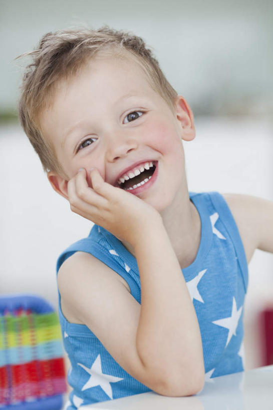 西方人,儿童,一个人,坐,笑,微笑,露齿笑,竖图,室内,白天,正面,纯洁,桌面,桌子,椅子,欧洲,欧洲人,仅一个男性,仅一个人,撑,服装,朦胧,模糊,背心,墙,星星,棕色,托腮,注视,书桌,墙壁,墙面,小孩,衣服,蓝色,课桌,观察,看,托,仅一个小孩,星形,可爱,童年,童趣,服饰,观看,察看,衣着,穿着,关注,托下巴,五角形,童真,烂漫,无邪,衣饰,天真,男孩,男人,男性,白种人,孩子,五角星,坐着,半身,彩图,短发,男生