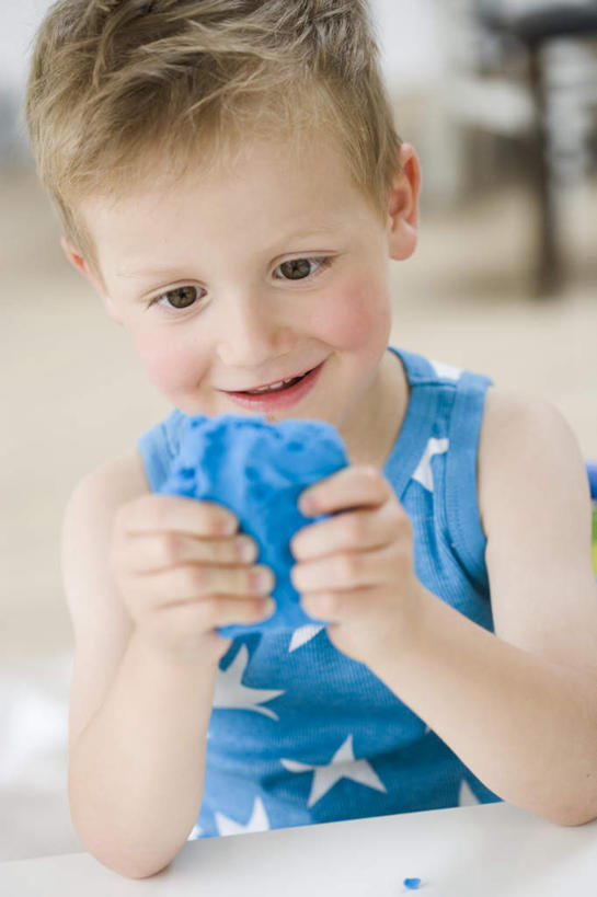 西方人,儿童,一个人,坐,笑,微笑,露齿笑,竖图,室内,白天,正面,纯洁,桌面,桌子,欧洲,欧洲人,仅一个男性,仅一个人,握,服装,朦胧,模糊,背心,星星,棕色,地面,拿,拿着,注视,书桌,小孩,衣服,蓝色,课桌,观察,看,仅一个小孩,星形,橡胶,可爱,童年,童趣,握着,服饰,观看,察看,衣着,穿着,关注,五角形,童真,橡胶制品,烂漫,无邪,衣饰,天真,男孩,男人,男性,白种人,孩子,五角星,坐着,半身,彩图,短发,男生