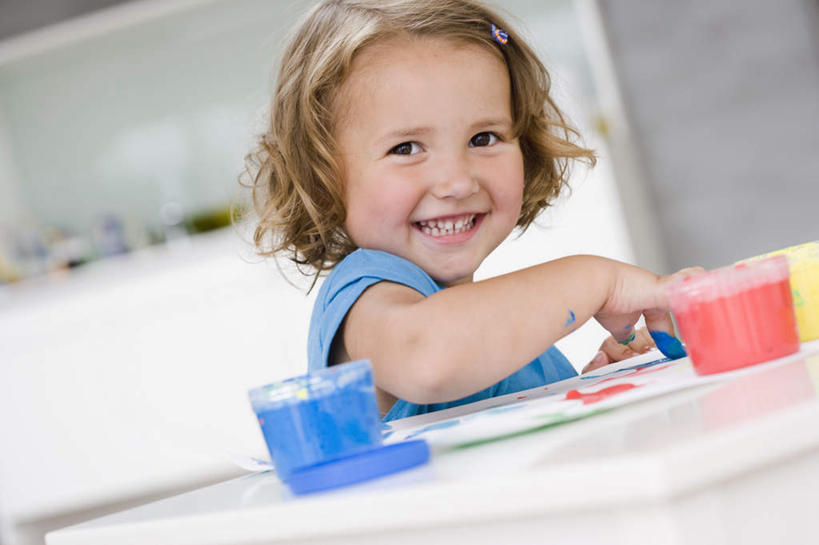 西方人,儿童,一个人,坐,笑,微笑,露齿笑,横图,室内,白天,正面,T恤衫,绘画,纯洁,地板,桌面,桌子,欧洲,欧洲人,仅一个女性,仅一个人,握,服装,朦胧,模糊,艺术,墙,棕色,地面,拿,T恤,拿着,注视,休闲装,木地板,墙壁,墙面,小孩,衣服,红色,蓝色,绿色,观察,看,仅一个小孩,休闲,休闲服,可爱,童年,童趣,握着,服饰,观看,颜料,美术,察看,关注,童真,烂漫,无邪,天真,女孩,女人,女性,白种人,孩子,卷发,坐着,半身,彩图,丙烯颜料,短发,女生