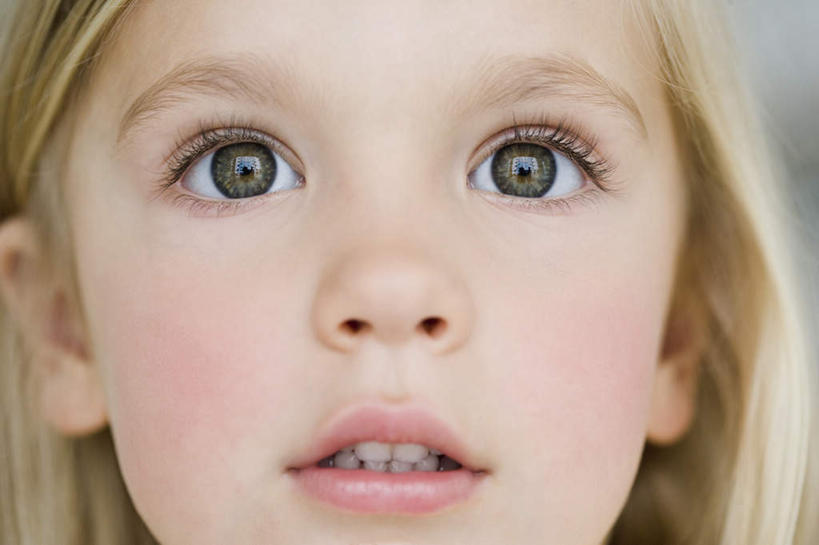 西方人,儿童,脸,头,脸颊,一个人,站,横图,室内,特写,白天,正面,纯洁,欧洲,欧洲人,仅一个女性,仅一个人,注视,小孩,观察,看,站着,仅一个小孩,金色,可爱,童年,童趣,观看,察看,关注,童真,烂漫,无邪,天真,女孩,女人,女性,白种人,孩子,头部,长发,直发,脸部,脸蛋,面部,站立,半身,彩图,女生