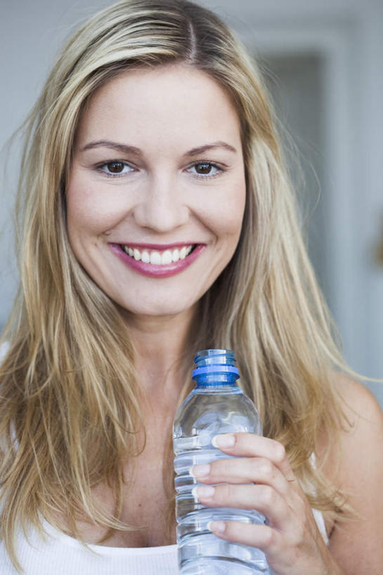 西方人,脸,头,脸颊,手,头发,一个人,站,笑,微笑,露齿笑,竖图,室内,特写,白天,正面,水,欧洲,欧洲人,仅一个女性,仅一个人,握,服装,背心,液体,拿,拿着,注视,饮用水,衣服,白色,瓶子,塑料制品,矿泉水,观察,看,站着,仅一个中年女性,手部,金色,塑料瓶,握着,服饰,观看,单手,察看,衣着,穿着,关注,蒸馏水,衣饰,女人,女性,中年女性,白种人,头部,长发,脸部,脸蛋,面部,站立,半身,彩图