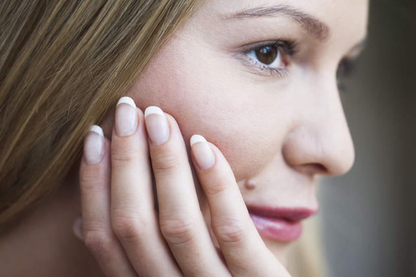 西方人,脸,头,脸颊,头发,一个人,站,横图,室内,特写,白天,侧面,欧洲,欧洲人,仅一个女性,仅一个人,撑,托腮,注视,观察,看,托,站着,仅一个中年女性,金色,观看,察看,关注,托下巴,女人,女性,中年女性,白种人,头部,长发,脸部,脸蛋,面部,站立,半身,彩图