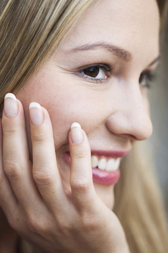 西方人,脸,头,脸颊,头发,一个人,站,笑,微笑,露齿笑,竖图,室内,特写,白天,侧面,欧洲,欧洲人,仅一个女性,仅一个人,撑,托腮,注视,观察,看,托,站着,仅一个中年女性,金色,观看,察看,关注,托下巴,女人,女性,中年女性,白种人,头部,长发,脸部,脸蛋,面部,站立,半身,彩图