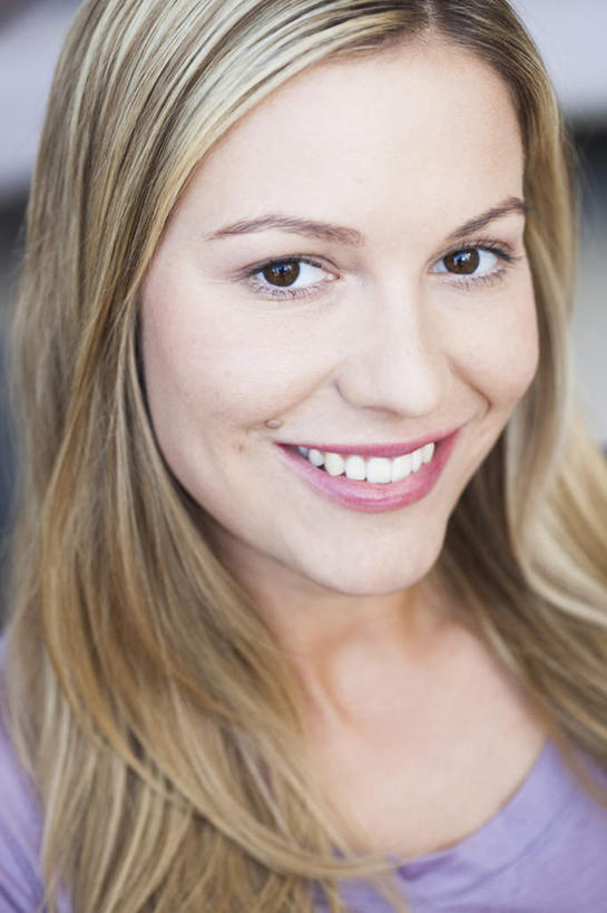 西方人,脸,头,脸颊,头发,一个人,站,笑,微笑,露齿笑,竖图,室内,特写,白天,正面,T恤衫,欧洲,欧洲人,仅一个女性,仅一个人,服装,T恤,注视,休闲装,衣服,紫色,观察,看,站着,仅一个中年女性,休闲,休闲服,金色,服饰,观看,察看,关注,女人,女性,中年女性,白种人,头部,长发,脸部,脸蛋,面部,站立,半身,彩图