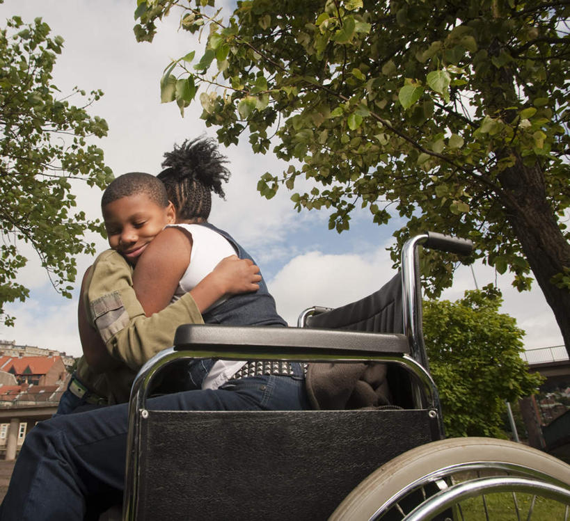 西方人,儿童,中年人,两个人,家庭,母亲,儿子,公园,站,坐,抱,笑,微笑,露齿笑,横图,室外,白天,仰视,纯洁,植物,欧洲,非洲,黑人,欧洲人,阴影,服装,光线,工具,影子,云,云朵,云彩,注视,休闲装,树,树木,小孩,衣服,蓝色,绿色,白云,蓝天,天空,阳光,自然,轮椅,天,复健,观察,看,站着,休闲,康复,温暖,温馨,母子,一家人,休闲服,器械,可爱,母爱,童年,童趣,服饰,生长,晴朗,成长,抱着,观看,和睦,察看,医疗设备,搂着,关注,医疗器械,医疗工具,童真,烂漫,无邪,辅助设备,天真,男孩,女人,女性,中年女性,非洲人,孩子,晴空,搂,搂抱,站立,坐着,半身,彩图,低角度拍摄,融洽,男生