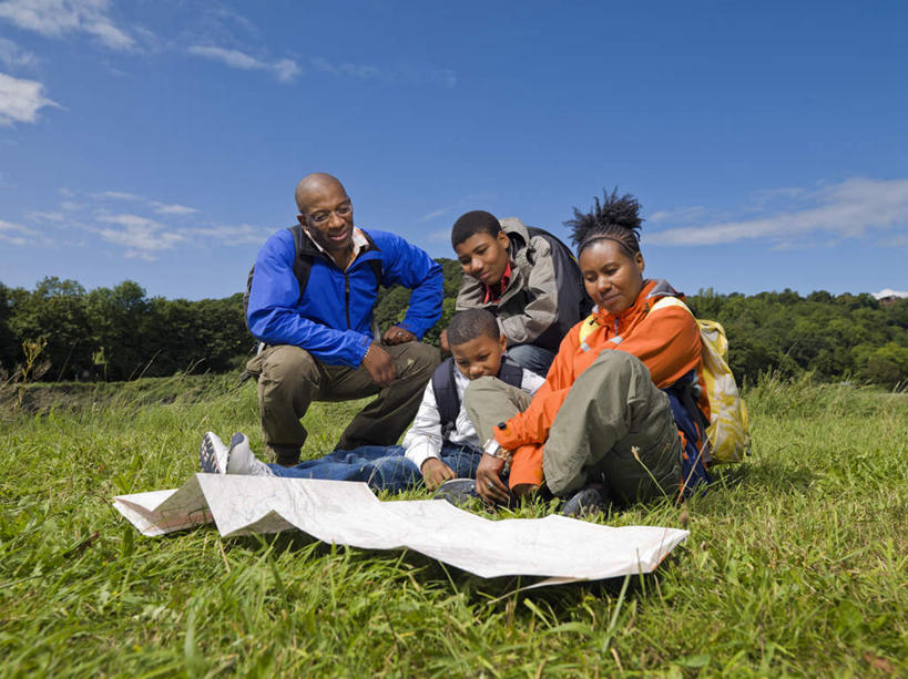 西方人,儿童,中年人,四个人,家庭,夫妻,母亲,父亲,儿子,坐,蹲,笑,盘腿,微笑,横图,室外,白天,正面,爱情,纯洁,草地,草坪,植物,道路,地图,欧洲,欧洲人,阴影,服装,光线,信息,包,影子,云,云朵,交通,浪漫,云彩,旅行包,注视,休闲装,方向,草,树,树木,小孩,衣服,蓝色,绿色,白云,蓝天,天空,阳光,自然,背包,天,观察,看,休闲,温暖,温馨,父子,母子,一家人,休闲服,橙色,恩爱,父爱,可爱,母爱,童年,童趣,恋人,服饰,生长,晴朗,成长,观看,引导,指引,和睦,察看,关注,童真,烂漫,无邪,旅游包,天真,男孩,男人,男性,女人,女性,中年男性,中年女性,白种人,孩子,夫妇,情侣,晴空,蹲着,盘腿而坐,盘膝,盘着腿的,盘着腿坐,双腿交叉,坐着,彩图,全身,伴侣,融洽,导航,双肩包,男生