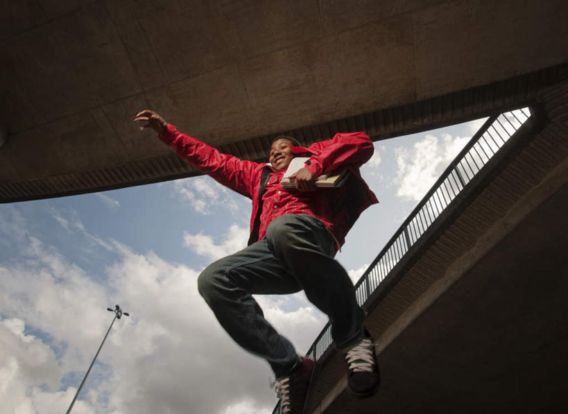 西方人,一个人,栏杆,跳,举,横图,室外,白天,仰视,道路,路,路灯,公路,照明,欧洲,非洲,黑人,欧洲人,仅一个男性,仅一个人,阴影,服装,裤子,光线,影子,云,云朵,高架,围栏,灯光,交通,半空,云彩,注视,牛仔裤,休闲装,护栏,灯,仅一个年轻男性,衣服,红色,蓝色,白云,蓝天,天空,阳光,天,观察,看,托,休闲,休闲服,服饰,晴朗,观看,照亮,察看,照明设备,关注,高架桥,高架道路,跨线桥,男人,男性,年轻男性,非洲人,晴空,举起,举手,举着,跳跃,向上举,向上伸,向上托,彩图,低角度拍摄,全身
