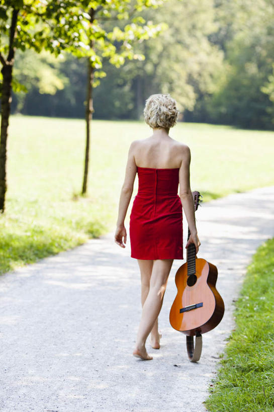 西方人,一个人,走,笑,微笑,露齿笑,竖图,室外,白天,裙子,草地,草坪,植物,道路,路,欧洲,欧洲人,仅一个女性,仅一个人,一把,握,阴影,连衣裙,装饰,盛开,光线,影子,小路,吉他,乐器,弦乐器,交通,拿,花蕾,拿着,注视,草,花,花瓣,花朵,鲜花,树,树木,一朵,背面,红色,蓝色,绿色,阳光,自然,抹胸,花苞,花蕊,观察,看,仅一个中年女性,金色,握着,生长,成长,观看,华丽,修饰,点缀,察看,关注,弹拨弦鸣乐器,衬托,美观,雅致,雅观,抹胸裙,女人,女性,中年女性,白种人,卷发,步行,散步,走路,彩图,全身,弹拨弦乐器,短发