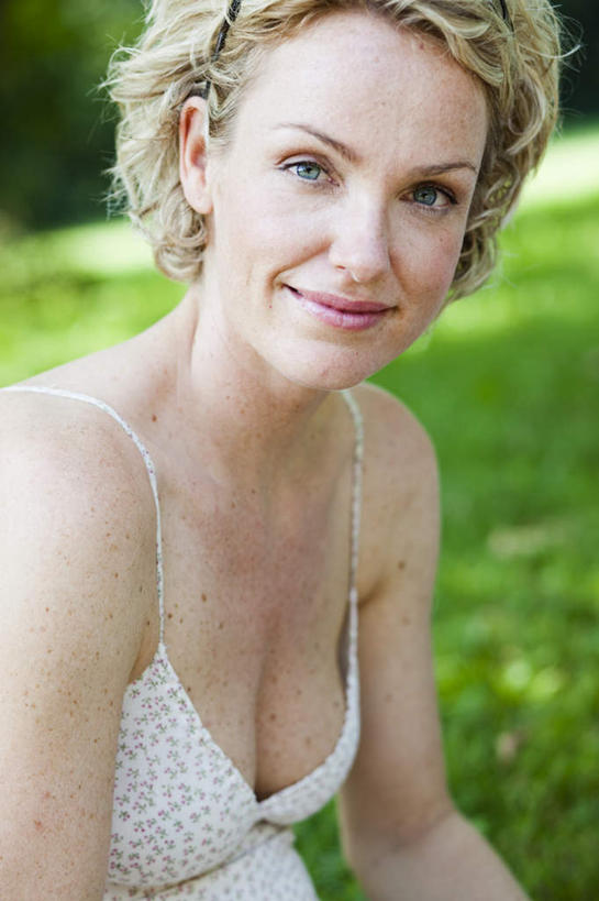 西方人,一个人,坐,笑,微笑,竖图,室外,白天,正面,裙子,草地,草坪,植物,道路,路,欧洲,欧洲人,仅一个女性,仅一个人,阴影,连衣裙,朦胧,模糊,光线,影子,小路,交通,注视,草,树,树木,绿色,白色,阳光,自然,观察,看,仅一个中年女性,金色,生长,成长,观看,吊带裙,察看,关注,女人,女性,中年女性,白种人,卷发,坐着,半身,彩图,短发