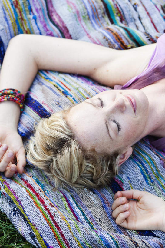 西方人,一个人,躺,闭眼,睡,竖图,俯视,室外,白天,草地,草坪,植物,纺织品,欧洲,欧洲人,仅一个女性,仅一个人,阴影,条纹,服装,装饰,光线,背心,毛毯,毯子,影子,装饰品,草,纺织,衣服,绿色,紫色,阳光,饰品,手链,首饰,垫子,仅一个中年女性,温暖,金色,服饰,手镯,华丽,修饰,点缀,衣着,穿着,镯子,衬托,美观,雅致,雅观,衣饰,卧着,女人,女性,中年女性,白种人,闭眼睛,闭着眼,闭着眼睛,困,困觉,寝息,睡觉,躺着,卧,半身,彩图,高角度拍摄,短发