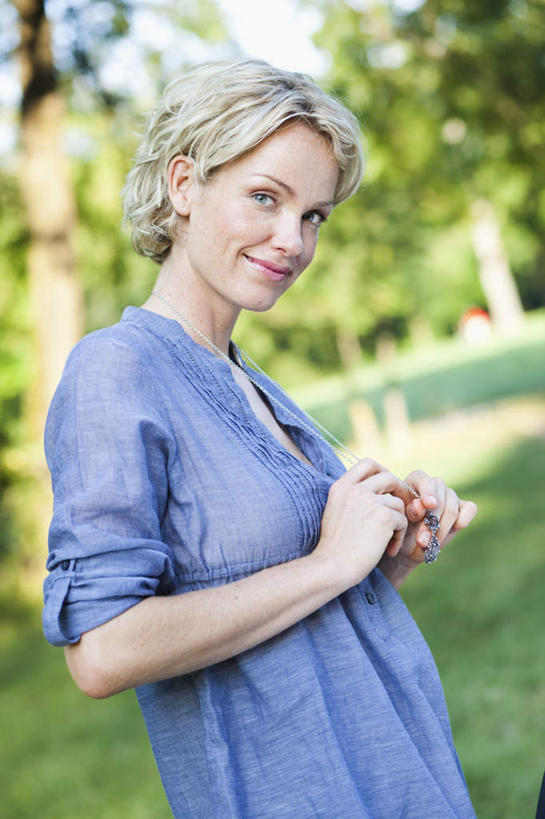 西方人,一个人,站,握手,笑,微笑,竖图,室外,白天,侧面,草地,草坪,植物,欧洲,欧洲人,仅一个女性,仅一个人,阴影,服装,朦胧,模糊,光线,影子,注视,休闲装,草,树,树木,衣服,绿色,紫色,阳光,自然,观察,看,站着,仅一个中年女性,休闲,休闲服,金色,服饰,生长,成长,观看,察看,关注,女人,女性,中年女性,白种人,卷发,站立,半身,彩图,短发