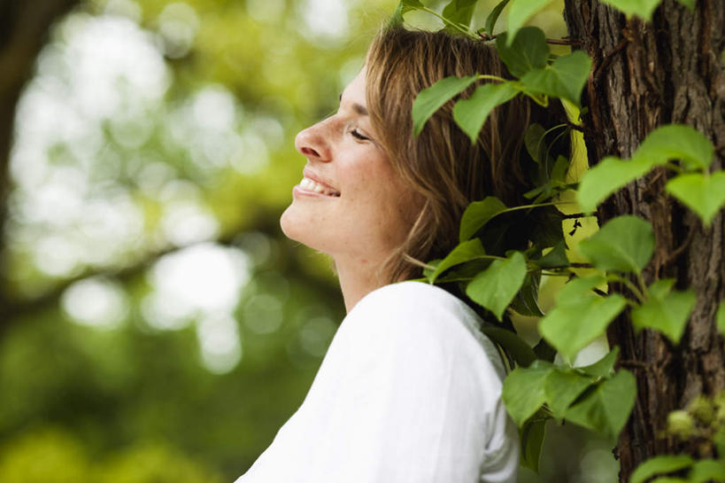 西方人,一个人,站,闭眼,笑,微笑,露齿笑,横图,室外,白天,侧面,草地,草坪,植物,欧洲,欧洲人,仅一个女性,仅一个人,阴影,服装,朦胧,模糊,光线,影子,棕色,休闲装,草,树,树木,衣服,绿色,白色,阳光,自然,靠,靠着,站着,仅一个中年女性,休闲,休闲服,服饰,生长,成长,女人,女性,中年女性,白种人,卷发,闭眼睛,闭着眼,闭着眼睛,站立,半身,彩图