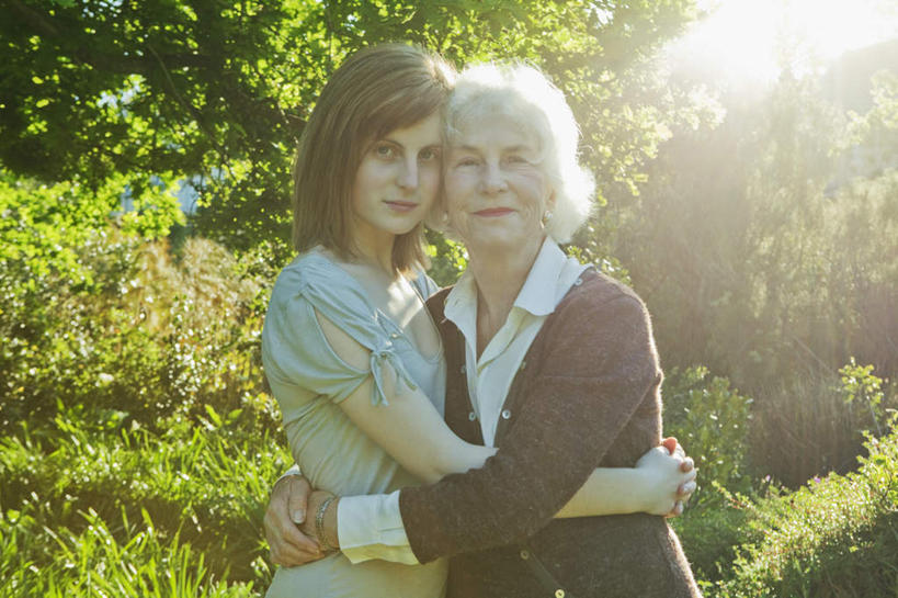 西方人,儿童,老年人,头发,两个人,家庭,祖母,站,抱,笑,微笑,横图,室外,白天,侧面,纯洁,树林,植物,欧洲,欧洲人,阴影,服装,光线,影子,注视,休闲装,树,树木,小孩,衣服,绿色,白色,阳光,自然,观察,看,站着,休闲,温暖,温馨,一家人,休闲服,可爱,童年,童趣,服饰,生长,奶奶,成长,抱着,观看,祖孙,和睦,察看,搂着,关注,童真,烂漫,无邪,外婆,外孙女,外祖母,天真,老年女性,女孩,女人,女性,白种人,孩子,孙女,搂,搂抱,站立,半身,彩图,眩光,融洽,女生