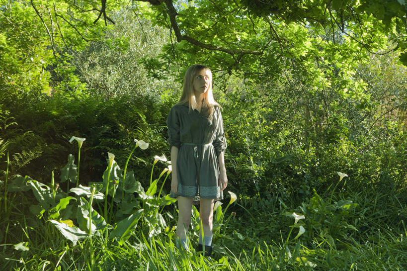 西方人,一个人,站,横图,室外,白天,正面,裙子,植物,欧洲,欧洲人,仅一个年轻女性,仅一个女性,仅一个人,阴影,连衣裙,光线,影子,果树,注视,树,树木,绿色,阳光,自然,观察,看,站着,金色,生长,成长,观看,察看,关注,年轻女性,女人,女性,白种人,长发,直发,站立,彩图,全身