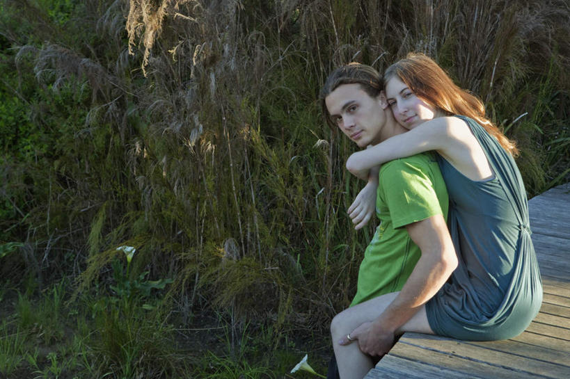 西方人,背,两个人,站,坐,抱,笑,微笑,横图,室外,白天,侧面,裙子,T恤衫,爱情,草地,草坪,植物,欧洲,欧洲人,阴影,连衣裙,服装,光线,木板,影子,桥,木桥,浪漫,T恤,注视,休闲装,栈桥,草,树,树木,衣服,绿色,阳光,自然,背着,观察,看,站着,休闲,温暖,温馨,休闲服,恩爱,恋人,服饰,生长,成长,抱着,观看,人行桥,木板桥,和睦,察看,搂着,关注,背负,男人,男性,年轻男性,年轻女性,女人,女性,白种人,情侣,搂,站立,坐着,半身,彩图,伴侣,融洽