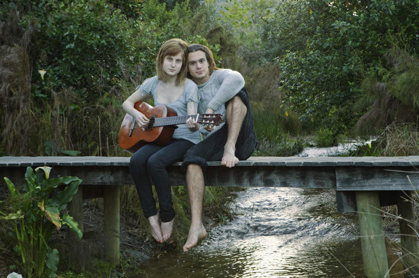 西方人,两个人,坐,抱,笑,微笑,横图,室外,白天,正面,T恤衫,爱情,河流,水,欧洲,欧洲人,阴影,服装,光线,木板,影子,河水,水流,桥,吉他,乐器,弦乐器,木桥,浪漫,弹奏,演奏,T恤,注视,休闲装,光脚,栈桥,衣服,阳光,观察,看,休闲,温暖,温馨,赤脚,休闲服,恩爱,弹琴,恋人,服饰,抱着,观看,人行桥,木板桥,和睦,察看,搂着,关注,弹拨弦鸣乐器,男人,男性,年轻男性,年轻女性,女人,女性,白种人,情侣,搂,坐着,彩图,全身,伴侣,融洽,弹拨弦乐器