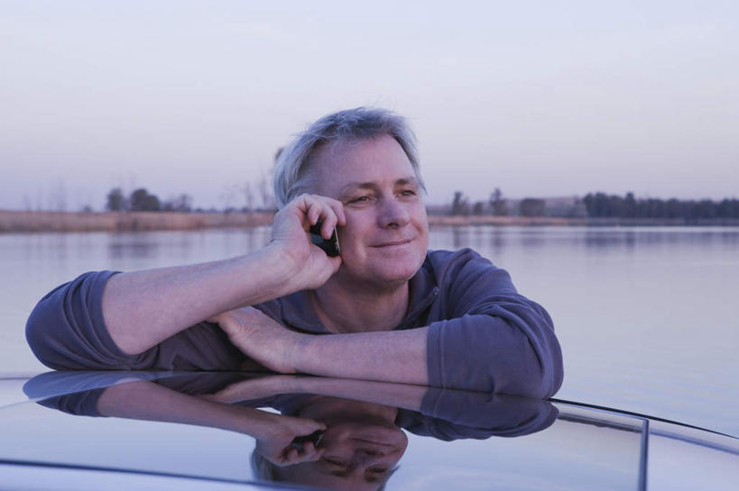 西方人,一个人,站,笑,打电话,微笑,横图,室外,白天,正面,湖,湖泊,水,汽车,电话,手机,欧洲,欧洲人,仅一个男性,仅一个人,仅一个中年男性,一辆,停靠,握,阴影,服装,光线,影子,湖面,水流,水面,拿,拿着,注视,休闲装,通讯设备,车,衣服,天空,阳光,交通工具,轿车,湖水,天,观察,看,靠,靠着,站着,休闲,休闲服,握着,服饰,观看,察看,关注,载具,交流,男人,男性,中年男性,白种人,沟通,通话,站立,半身,彩图