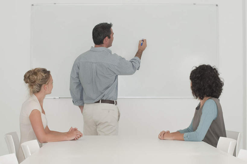 西方人,三个人,同事,商务人士,商务男性,商务女性,办公室,会议室,站,坐,说,横图,室内,白天,衬衫,讨论,成功,合作,团队,集体,信心,桌子,椅子,欧洲,欧洲人,握,写字,套装,开会,会议,笔,办公桌,墙,办公用品,拿,拿着,注视,队伍,墙壁,墙面,文具,背面,白板,会议椅,记号笔,学习用品,观察,看,站着,握着,观看,办公椅,马克笔,麦克笔,文具用品,察看,领导,书写,成就,关注,商务装,记录板,合伙,领袖,工薪阶层,记事板,商务椅,培训椅,交流,男人,男性,年轻女性,女人,女性,中年男性,白种人,白领,上班族,沟通,讲话,交谈,商讨,说话,谈话,站立,坐着,半身,彩图,衬衣