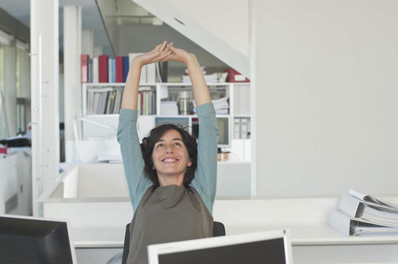 西方人,一个人,商务人士,商务女性,办公室,坐,举,握手,笑,微笑,露齿笑,横图,室内,白天,正面,电脑,显示器,鼠标,键盘,柜子,桌面,桌子,椅子,欧洲,欧洲人,仅一个年轻女性,仅一个女性,仅一个人,许多,伸展,套装,网络,材料,档案,文件,办公桌,墙,注视,输入设备,通讯设备,墙壁,墙面,排列,会议椅,资料,观察,看,托,疲倦,台式电脑,伸直,观看,办公椅,察看,疲劳,疲惫,队列,关注,失落,文档,通信设备,商务装,档案柜,工薪阶层,输出设备,疲乏,商务椅,培训椅,年轻女性,女人,女性,白种人,白领,上班族,举起,举手,举着,向上举,向上伸,向上托,坐着,半身,彩图