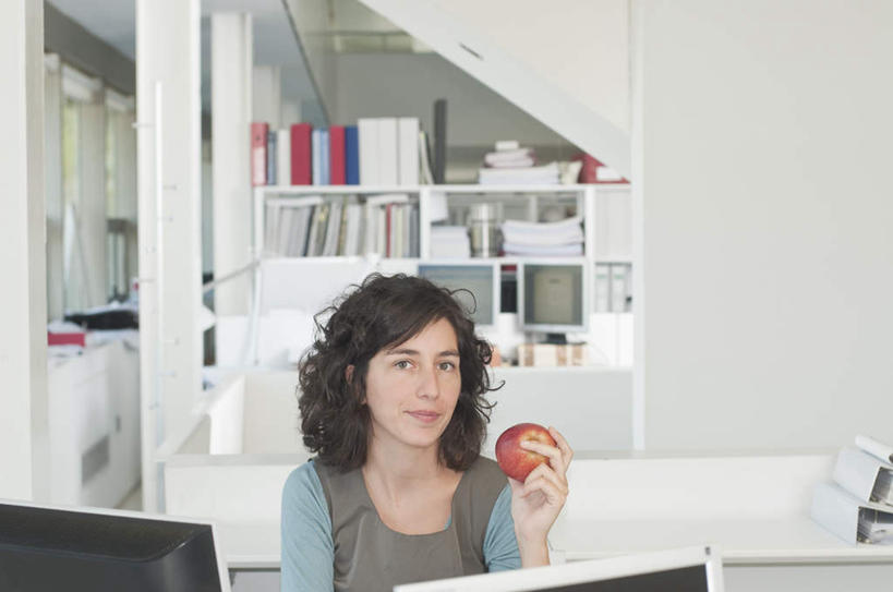 西方人,一个人,商务人士,商务女性,办公室,坐,笑,微笑,横图,室内,白天,正面,电脑,显示器,鼠标,键盘,柜子,桌面,桌子,苹果,水果,椅子,欧洲,欧洲人,仅一个年轻女性,仅一个女性,仅一个人,许多,伸展,握,套装,新鲜,网络,材料,档案,文件,办公桌,墙,生食,食品,果实,拿,拿着,注视,输入设备,通讯设备,墙壁,墙面,食物,排列,一个,红色,会议椅,资料,观察,看,疲倦,台式电脑,伸直,握着,有机食品,绿色食品,单个,观看,办公椅,察看,疲劳,疲惫,队列,关注,失落,文档,通信设备,商务装,档案柜,工薪阶层,输出设备,疲乏,商务椅,培训椅,年轻女性,女人,女性,白种人,白领,上班族,坐着,半身,彩图