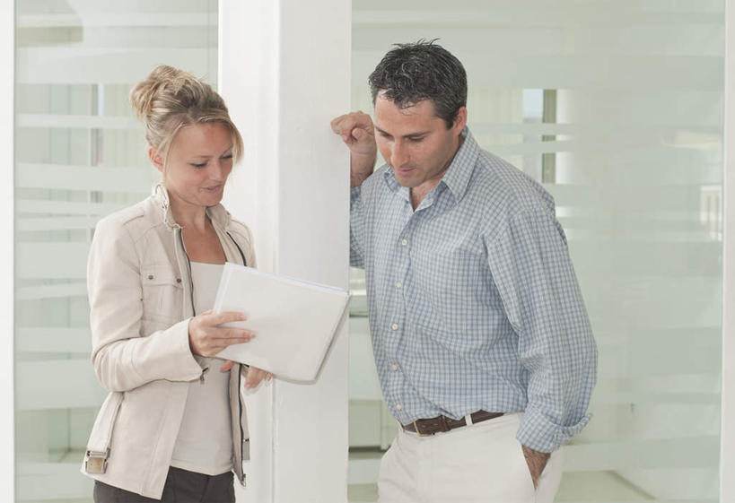 西方人,两个人,同事,商务人士,商务男性,商务女性,办公室,站,笑,说,微笑,横图,室内,白天,正面,衬衫,讨论,成功,合作,团队,集体,信心,门,玻璃,欧洲,欧洲人,握,套装,材料,档案,文件,墙,拿,拿着,注视,队伍,墙壁,墙面,玻璃制品,资料,门框,扶,观察,看,站着,握着,观看,察看,领导,扶着,成就,关注,文档,商务装,合伙,领袖,工薪阶层,交流,男人,男性,年轻女性,女人,女性,中年男性,白种人,白领,上班族,沟通,讲话,交谈,商讨,说话,谈话,站立,半身,彩图,衬衣