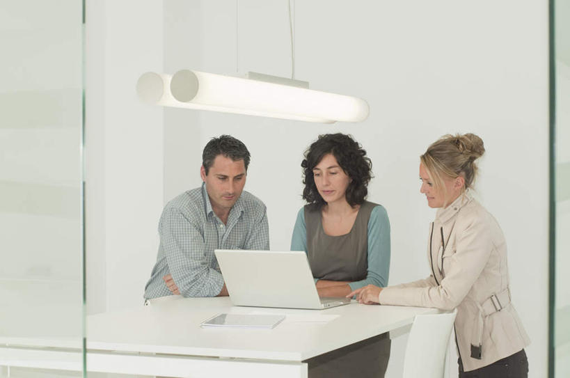 西方人,三个人,同事,商务人士,商务男性,商务女性,办公室,站,说,横图,室内,白天,正面,衬衫,讨论,成功,合作,团队,集体,信心,电脑,笔记本电脑,门,玻璃,欧洲,欧洲人,敲打,套装,开会,会议,网络,材料,档案,文件,墙,注视,输入,通讯设备,队伍,墙壁,墙面,玻璃制品,资料,门框,打字,观察,看,站着,观看,点击,敲击,察看,无线,领导,成就,关注,文档,通信设备,商务装,无线网络,合伙,领袖,无线上网,便携式电脑,工薪阶层,交流,按键,手提电脑,男人,男性,年轻女性,女人,女性,中年男性,白种人,白领,上班族,沟通,讲话,交谈,商讨,说话,谈话,站立,半身,彩图,衬衣