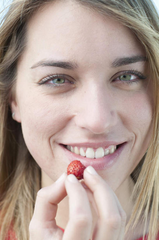 西方人,脸,头,脸颊,手,一个人,站,笑,微笑,露齿笑,竖图,室外,特写,白天,正面,草莓,浆果,水果,欧洲,欧洲人,仅一个年轻女性,仅一个女性,仅一个人,握,新鲜,生食,食品,棕色,果实,一颗,拿,拿着,注视,食物,一个,红色,观察,看,站着,手部,握着,有机食品,绿色食品,单个,观看,单手,察看,关注,年轻女性,女人,女性,白种人,头部,长发,直发,脸部,脸蛋,面部,洋莓,水果皇后,红莓,地莓,站立,半身,彩图