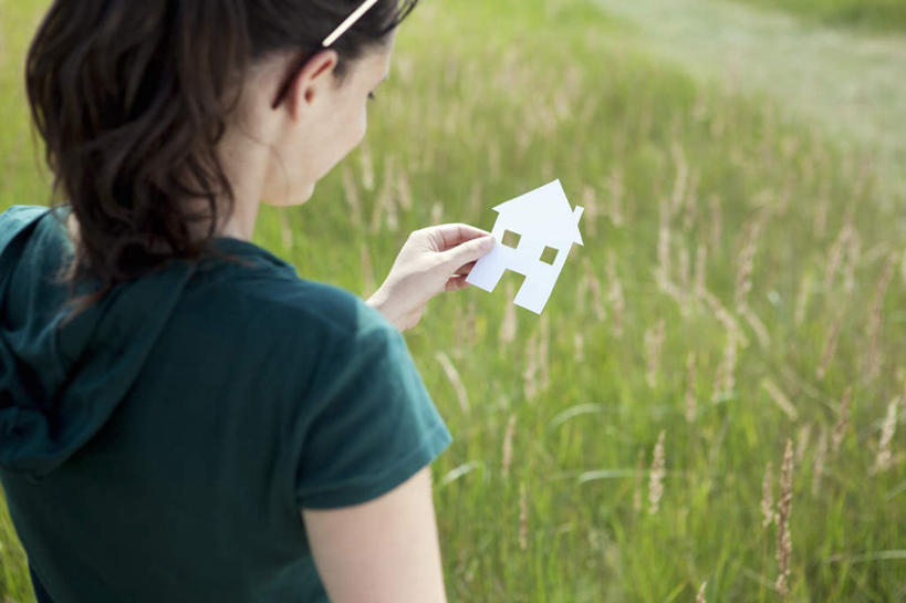 西方人,一个人,家,站,笑,微笑,横图,俯视,室外,白天,T恤衫,草地,草坪,植物,欧洲,欧洲人,仅一个年轻女性,仅一个女性,仅一个人,握,阴影,服装,艺术,装饰,光线,头饰,影子,纸艺,手工艺品,房屋,屋子,棕色,拿,T恤,拿着,注视,休闲装,文化,楼房,住宅,草,衣服,绿色,阳光,白纸,发箍,发饰,饰品,纸制品,工艺品,剪纸,观察,看,站着,休闲,辫子,休闲服,握着,服饰,头箍,观看,华丽,修饰,点缀,察看,高雅,关注,发卡,配饰,自信心,品位,衬托,美观,雅致,雅观,剪画,刻纸,年轻女性,女人,女性,白种人,站立,半身,彩图,高角度拍摄,房子