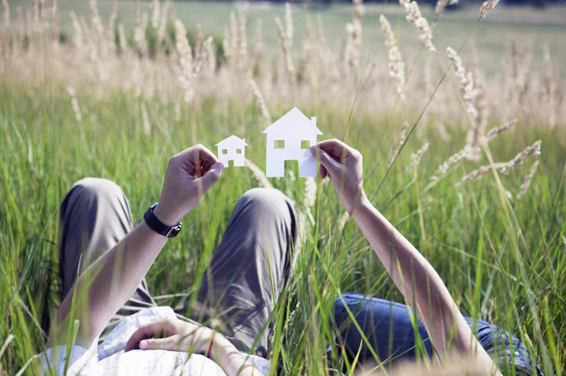 西方人,两个人,夫妻,家,躺,举,横图,室外,白天,正面,爱情,草地,草坪,植物,欧洲,欧洲人,握,阴影,服装,裤子,艺术,时间,光线,时钟,手表,影子,纸艺,手工艺品,房屋,屋子,浪漫,拿,计时,拿着,牛仔裤,休闲装,文化,楼房,住宅,草,衣服,绿色,白色,阳光,纸制品,工艺品,剪纸,钟表,托,休闲,休闲服,表,恩爱,握着,恋人,服饰,腕表,高雅,自信心,品位,剪画,刻纸,卧着,男人,男性,年轻女性,女人,女性,中年男性,白种人,夫妇,情侣,钟,屈膝,举起,举手,举着,躺着,卧,向上举,向上伸,向上托,半身,彩图,房子,伴侣