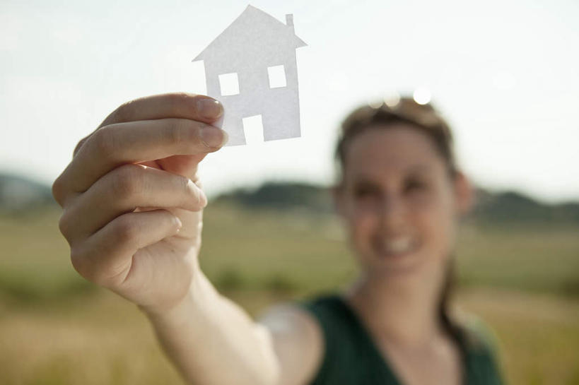 西方人,手,一个人,家,站,笑,微笑,露齿笑,横图,室外,特写,白天,正面,T恤衫,草地,草坪,植物,欧洲,欧洲人,仅一个年轻女性,仅一个女性,仅一个人,握,阴影,服装,朦胧,模糊,艺术,装饰,光线,头饰,影子,纸艺,手工艺品,房屋,屋子,拿,T恤,拿着,注视,休闲装,文化,楼房,住宅,草,树,树木,衣服,绿色,天空,阳光,自然,白纸,发箍,发饰,饰品,纸制品,工艺品,剪纸,天,观察,看,站着,休闲,手部,休闲服,握着,服饰,生长,成长,头箍,观看,单手,华丽,修饰,点缀,察看,高雅,关注,发卡,配饰,自信心,品位,衬托,美观,雅致,雅观,剪画,刻纸,年轻女性,女人,女性,白种人,站立,半身,彩图,房子