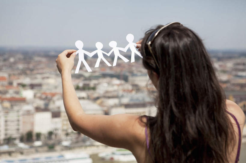 西方人,一个人,家,站,横图,室外,白天,成功,合作,团队,集体,信心,吊带,欧洲,欧洲人,仅一个年轻女性,仅一个女性,仅一个人,握,阴影,服装,艺术,光线,影子,纸艺,手工艺品,房屋,屋子,云,云朵,棕色,拿,云彩,拿着,注视,吊带衫,文化,楼房,住宅,背面,衣服,蓝色,白色,黑色,白云,蓝天,天空,阳光,纸制品,工艺品,剪纸,天,观察,看,站着,握着,服饰,晴朗,观看,察看,高雅,衣着,成就,穿着,关注,自信心,品位,剪画,刻纸,衣饰,年轻女性,女人,女性,白种人,长发,晴空,站立,半身,彩图,房子