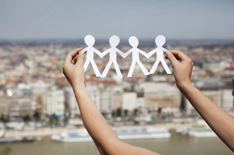 西方人,一个人,家,站,横图,室外,白天,成功,合作,团队,集体,信心,吊带,欧洲,欧洲人,仅一个年轻女性,仅一个女性,仅一个人,握,阴影,服装,艺术,光线,影子,纸艺,手工艺品,房屋,屋子,云,云朵,棕色,拿,云彩,拿着,吊带衫,文化,楼房,住宅,背面,衣服,蓝色,白色,黑色,白云,蓝天,天空,阳光,纸制品,工艺品,剪纸,天,站着,握着,服饰,晴朗,高雅,衣着,成就,穿着,自信心,品位,剪画,刻纸,衣饰,年轻女性,女人,女性,白种人,长发,晴空,站立,半身,彩图,房子