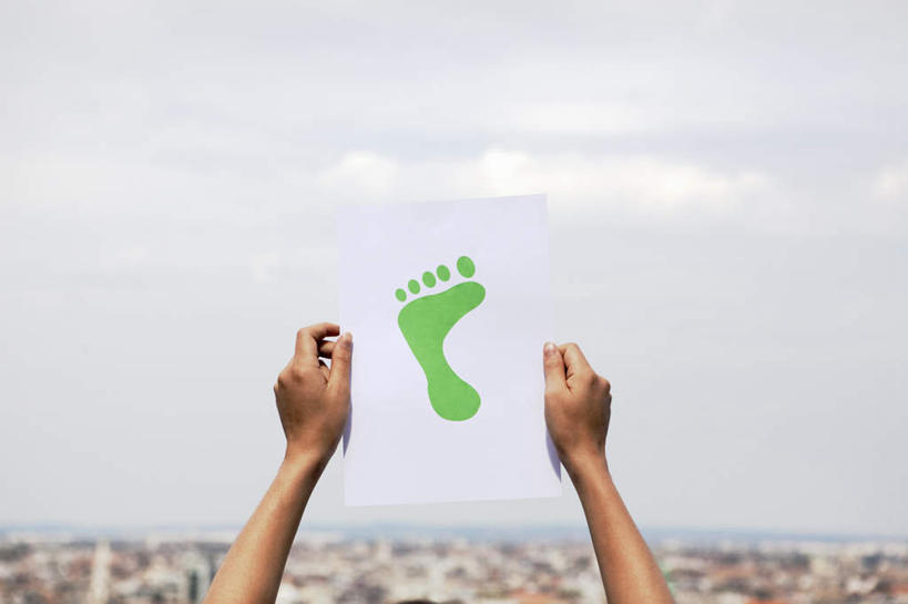 西方人,手,脚,脚趾,脚趾甲,一个人,站,举,横图,室外,特写,白天,正面,欧洲,欧洲人,双手,仅一个年轻女性,仅一个女性,仅一个人,阴影,光线,影子,云,云朵,云彩,蓝色,绿色,白云,蓝天,天空,阳光,白纸,天,托,站着,手部,晴朗,年轻女性,女人,女性,白种人,脚指甲,晴空,画画,举起,举手,举着,向上举,向上伸,向上托,站立,半身,彩图