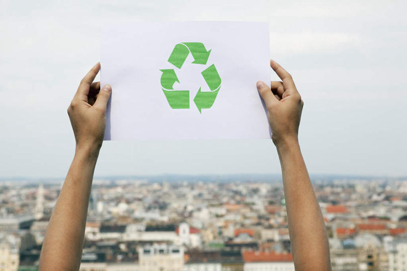 西方人,手,一个人,家,站,举,横图,室外,特写,白天,正面,欧洲,欧洲人,双手,仅一个年轻女性,仅一个女性,仅一个人,阴影,环保,环绕,围绕,光线,影子,房屋,屋子,云,云朵,云彩,方向,楼房,箭头,住宅,三个,绿色,白云,天空,阳光,白纸,天,托,站着,手部,能源,回收,资源,指向,利用,低碳,循环,簇,持续,年轻女性,女人,女性,白种人,画画,举起,举手,举着,向上举,向上伸,向上托,站立,半身,彩图,房子