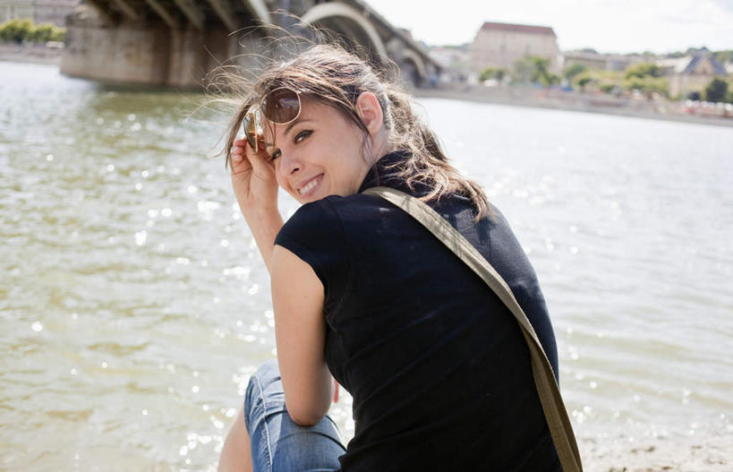 西方人,一个人,坐,笑,微笑,露齿笑,横图,室外,白天,T恤衫,河流,水,大桥,立交桥,桥梁,欧洲,欧洲人,仅一个年轻女性,仅一个女性,仅一个人,撑,阴影,服装,裤子,光线,包,影子,河水,水流,高架,斜拉桥,桥,棕色,T恤,托腮,注视,牛仔裤,休闲装,背面,衣服,黑色,倒影,天空,阳光,天,观察,看,托,休闲,休闲服,服饰,观看,波光粼粼,察看,倒映,关注,托下巴,斜挎包,反照,年轻女性,女人,女性,白种人,长发,坐着,半身,彩图