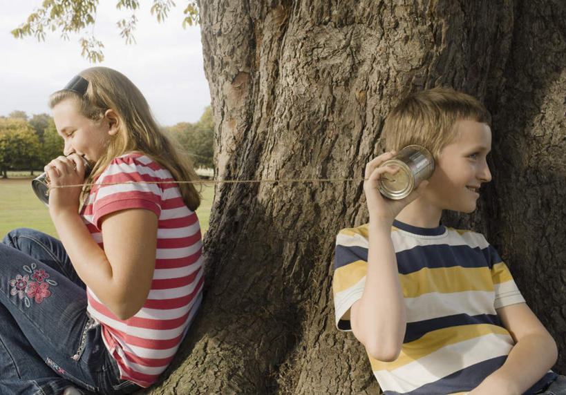 西方人,儿童,两个人,家庭,兄弟,姐妹,坐,笑,说,微笑,露齿笑,横图,室外,白天,正面,T恤衫,讨论,纯洁,草地,草坪,植物,金属制品,欧洲,欧洲人,握,阴影,条纹,服装,光线,金属,罐子,影子,棕色,拿,T恤,拿着,注视,休闲装,喇叭,草,树,树干,树木,小孩,衣服,绿色,天空,阳光,自然,话筒,天,观察,看,靠,靠着,休闲,温暖,温馨,一家人,休闲服,可爱,童年,童趣,握着,服饰,生长,成长,观看,和睦,察看,关注,传声筒,童真,烂漫,无邪,交流,天真,男孩,男人,男性,女孩,女人,女性,白种人,长发,卷发,沟通,讲话,交谈,商讨,说话,谈话,坐着,半身,彩图,融洽,男生,女生