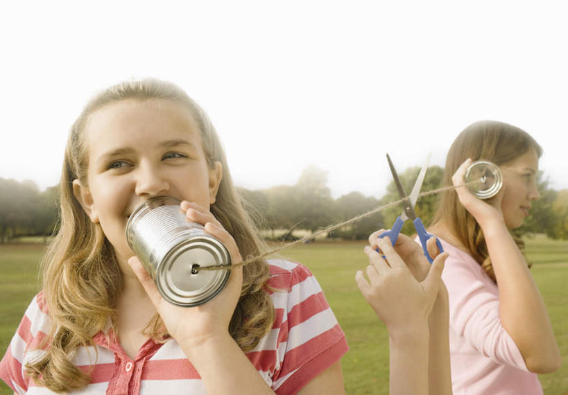 西方人,儿童,两个人,家庭,姐妹,站,笑,说,微笑,露齿笑,横图,室外,白天,正面,T恤衫,讨论,纯洁,草地,草坪,植物,金属制品,欧洲,欧洲人,握,阴影,条纹,服装,光线,金属,罐子,影子,棕色,拿,T恤,拿着,注视,休闲装,喇叭,草,小孩,衣服,绿色,天空,阳光,话筒,天,观察,看,站着,休闲,温暖,温馨,一家人,休闲服,可爱,童年,童趣,握着,服饰,观看,和睦,察看,关注,传声筒,童真,烂漫,无邪,交流,天真,女孩,女人,女性,白种人,长发,卷发,沟通,讲话,交谈,商讨,说话,谈话,站立,半身,彩图,融洽,女生