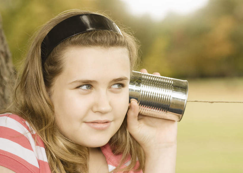 西方人,儿童,脸,头,脸颊,一个人,站,笑,微笑,横图,室外,特写,白天,正面,T恤衫,纯洁,草地,草坪,植物,金属制品,欧洲,欧洲人,仅一个女性,仅一个人,握,服装,朦胧,模糊,金属,罐子,棕色,拿,T恤,拿着,注视,休闲装,喇叭,草,树,树干,树木,小孩,衣服,绿色,自然,话筒,观察,看,站着,仅一个小孩,休闲,休闲服,可爱,童年,童趣,握着,服饰,生长,成长,观看,察看,关注,传声筒,童真,烂漫,无邪,天真,女孩,女人,女性,白种人,孩子,头部,长发,卷发,脸部,脸蛋,面部,站立,半身,彩图,女生