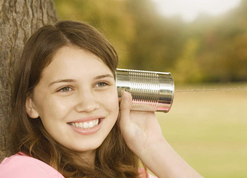 西方人,儿童,脸,头,脸颊,一个人,站,笑,微笑,露齿笑,横图,室外,特写,白天,正面,T恤衫,纯洁,草地,草坪,植物,金属制品,欧洲,欧洲人,仅一个女性,仅一个人,握,服装,朦胧,模糊,金属,罐子,棕色,拿,T恤,拿着,注视,休闲装,喇叭,草,树,树干,树木,小孩,衣服,绿色,自然,话筒,观察,看,站着,仅一个小孩,休闲,休闲服,可爱,童年,童趣,握着,服饰,生长,成长,观看,察看,关注,传声筒,童真,烂漫,无邪,天真,女孩,女人,女性,白种人,孩子,头部,长发,卷发,脸部,脸蛋,面部,站立,半身,彩图,女生